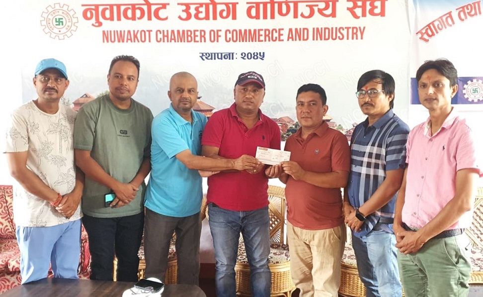 वाणिज्य सङ्घद्वारा नगद र उपकरण हस्तान्तरण