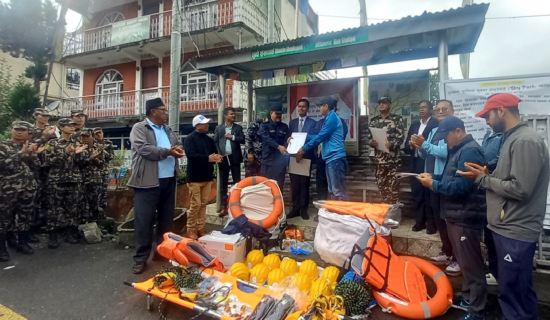 सेनालाई विपत् तथा उद्धार सामग्री हस्तान्तरण