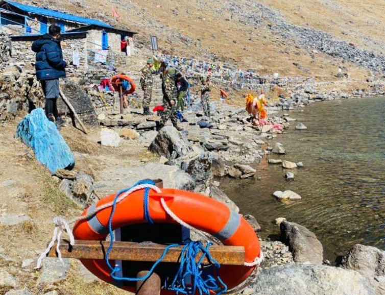 गोसाइँकुण्डमा नेपाली सेनाद्वारा लाइफब्वाई ट्युब जडान