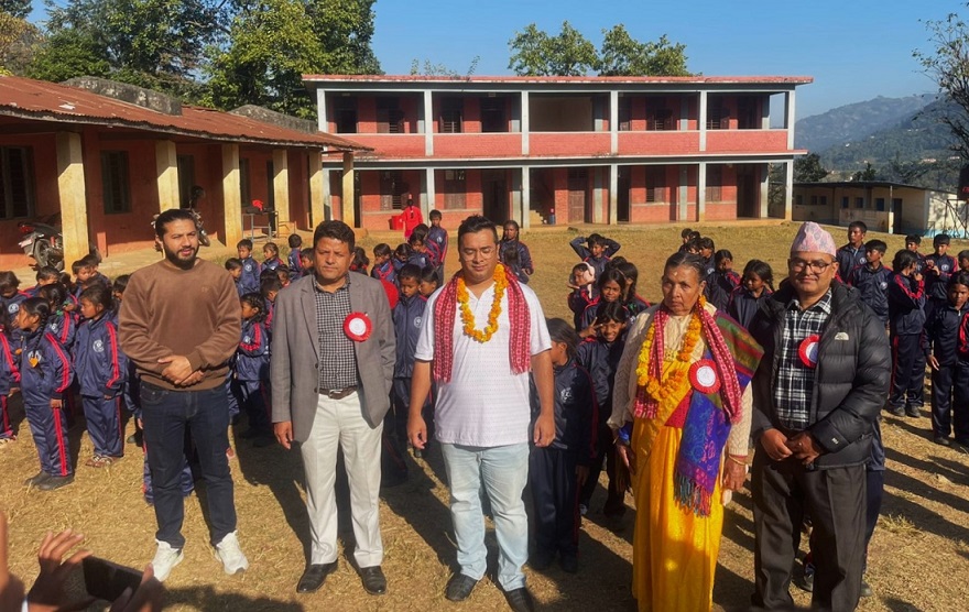 चण्डी आधारभूत विद्यालयका विद्यार्थीलाई न्यानो कपडा