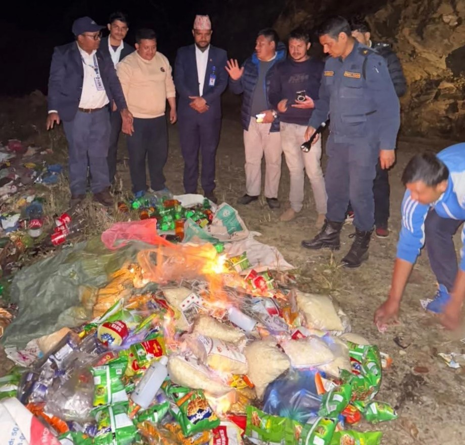 जिल्लास्तरीय संयुक्त बजार अनुगमन टोलीबाट म्याद गुज्रिएका सामान नष्ट