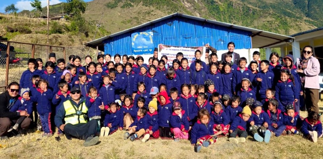 नवजीवन आधारभूत विद्यालयका विद्यार्थीलाई ज्याकेट