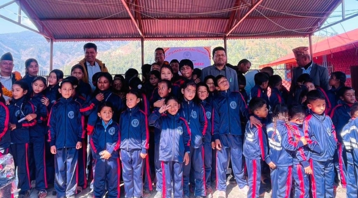 प्रगतिशील माविका विद्यार्थी र शिक्षकलाई न्यानो कपडा