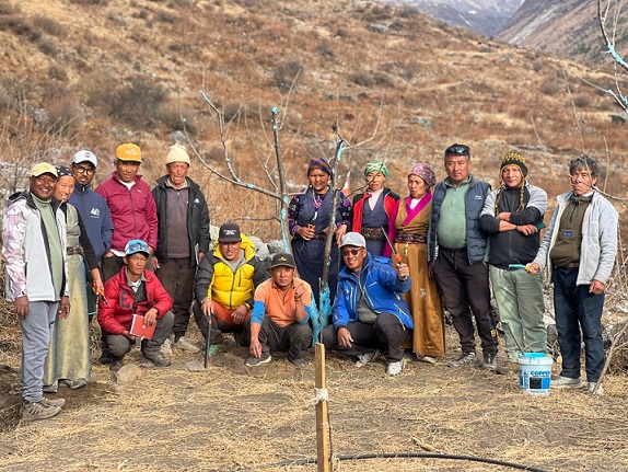 पर्यटकीय क्षेत्र लाङटाङमा स्याउका जातको परीक्षणले स्थानीयवासी उत्साही