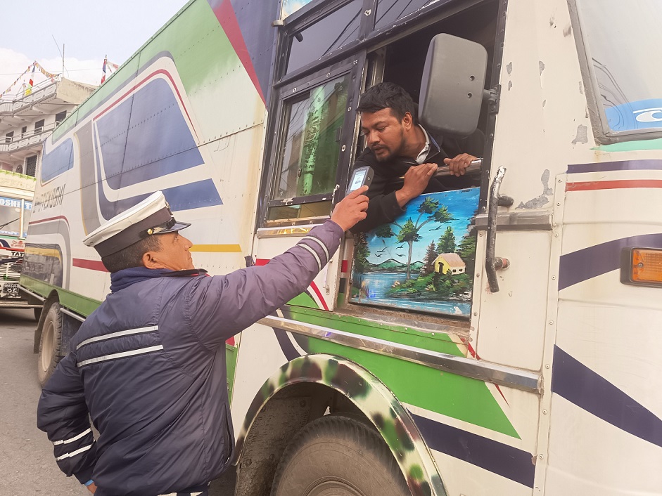 ट्राफिक प्रहरी सक्रिय : कारबाहीबाट रू.१५ लाख राजस्व सङ्कलन