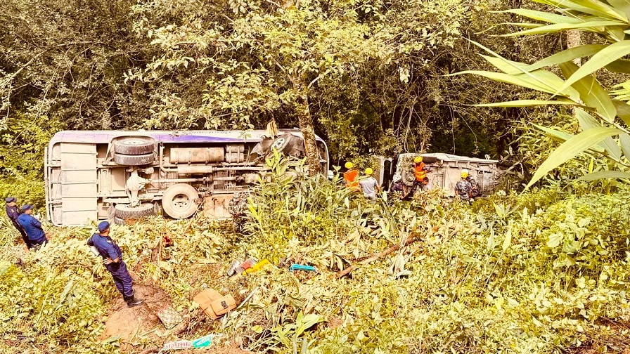रोकिराखिएको बस गुड्दा…