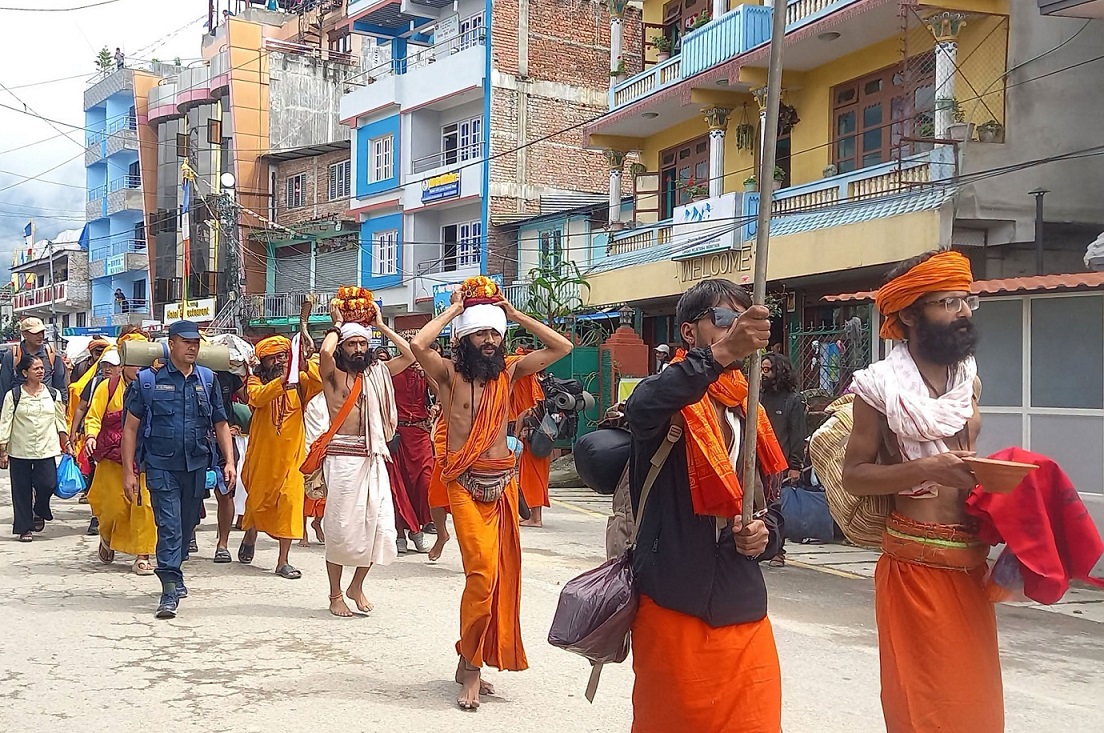 गुरू गोरखनाथको मुर्तिसहितको टोली गोसाईँकुण्ड प्रस्थान