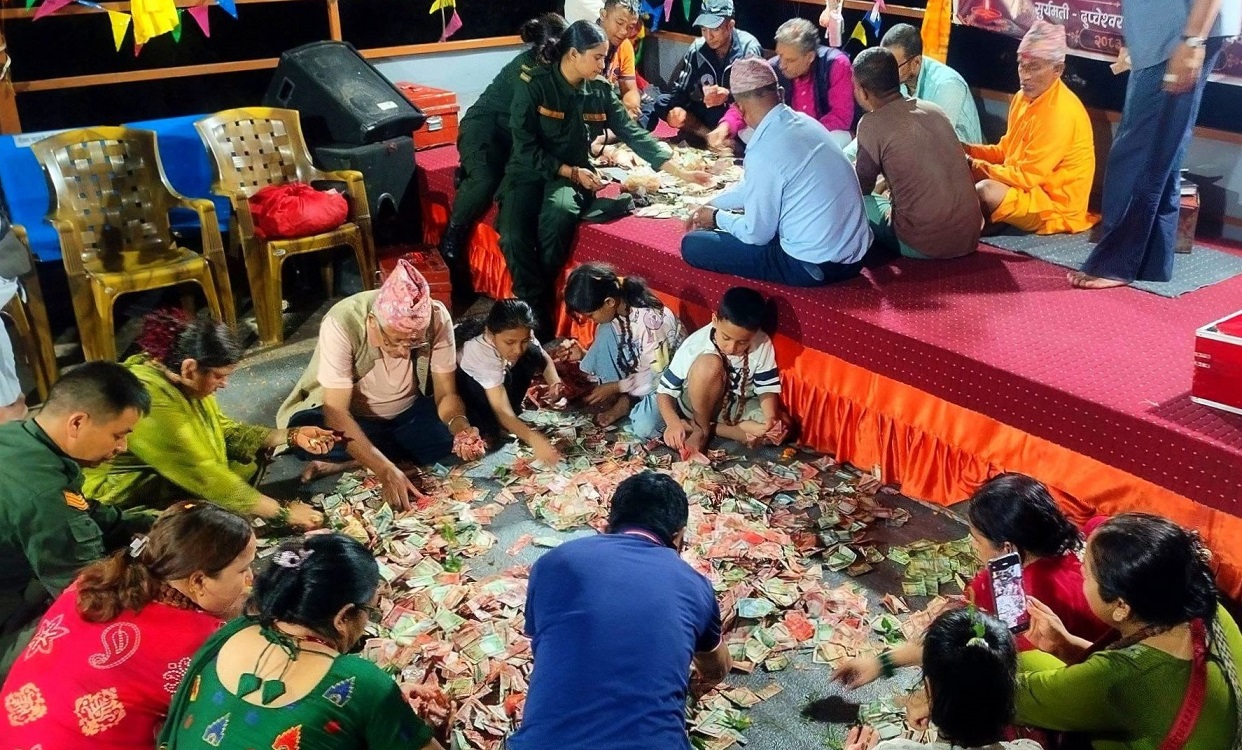 दुप्चेश्वरधामको सोमबारको भेटी रू.चार लाख
