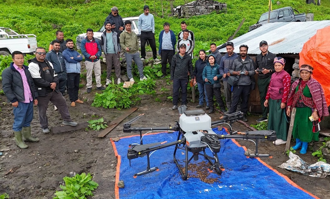 हिमाली क्षेत्रमा ड्रोनमार्फत छरियो वनस्पति र घाँसका बिउ