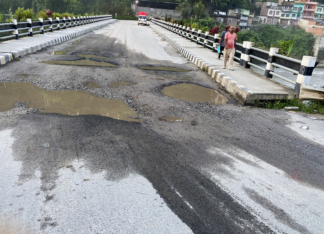 काङ्ग्रेस–कम्युनिष्टको सरकारले बनाएको त्रिशूलीको नयाँ पुल डेढ वर्षमै खाल्टो