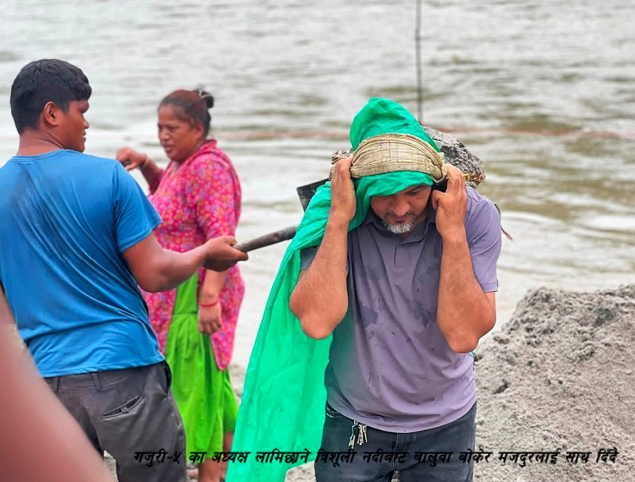 त्रिशूलीमा बालुवा निकाल्न जनप्रतिनिधिको साथ