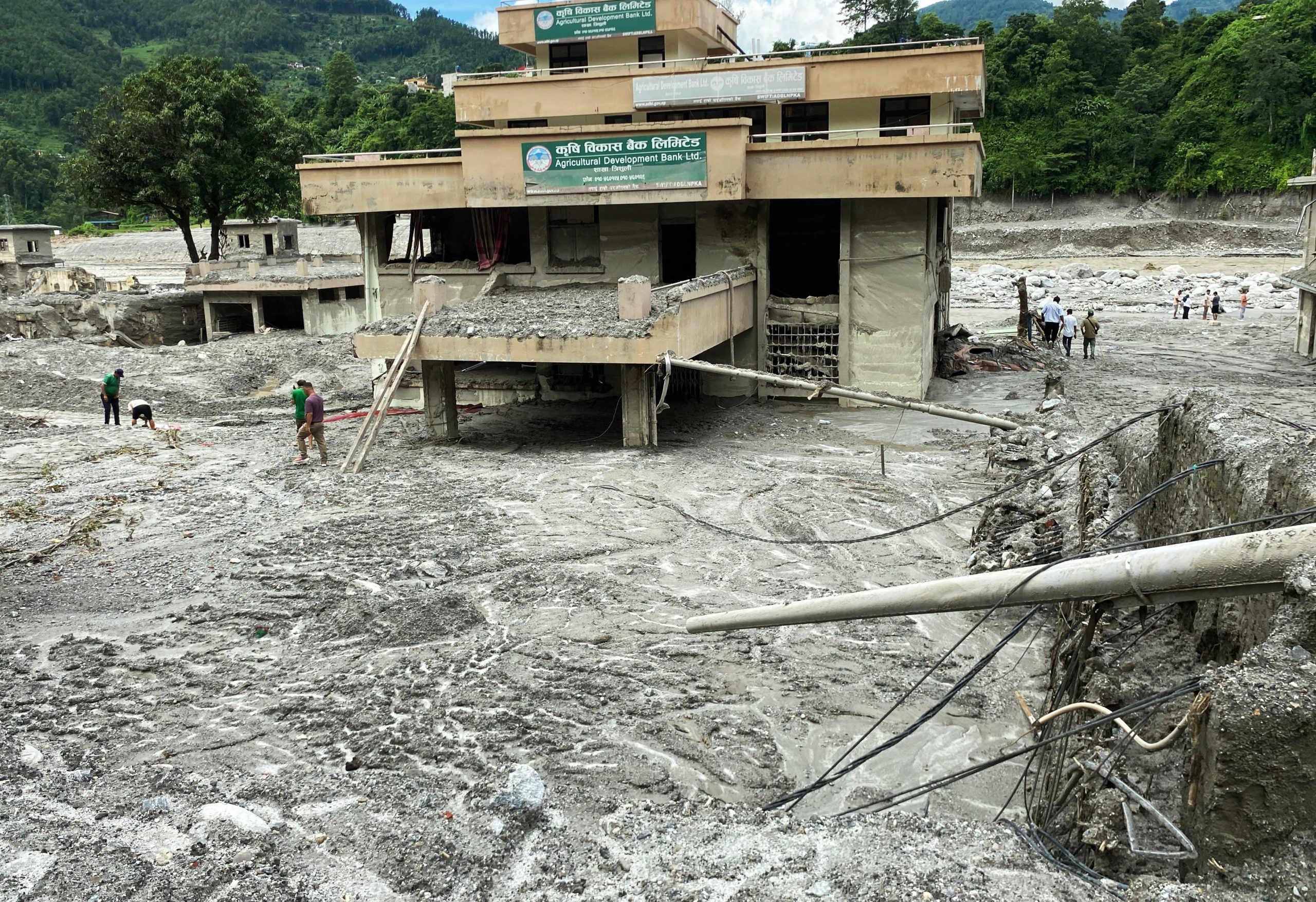 बाढीबाट बैङ्कका २६ कर्मचारी बेपत्ता, रू.५६ करोड क्षति