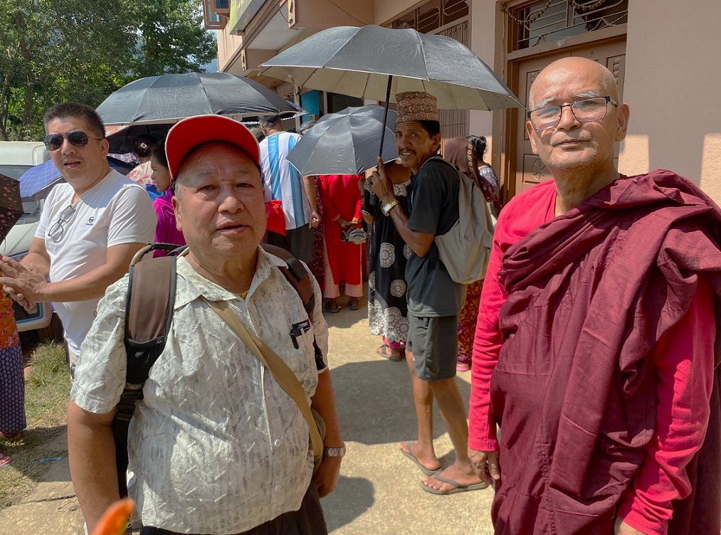 भिक्षु मैत्रीबाट त्रिशूलीबासीलाई तिन ट्रक राहत