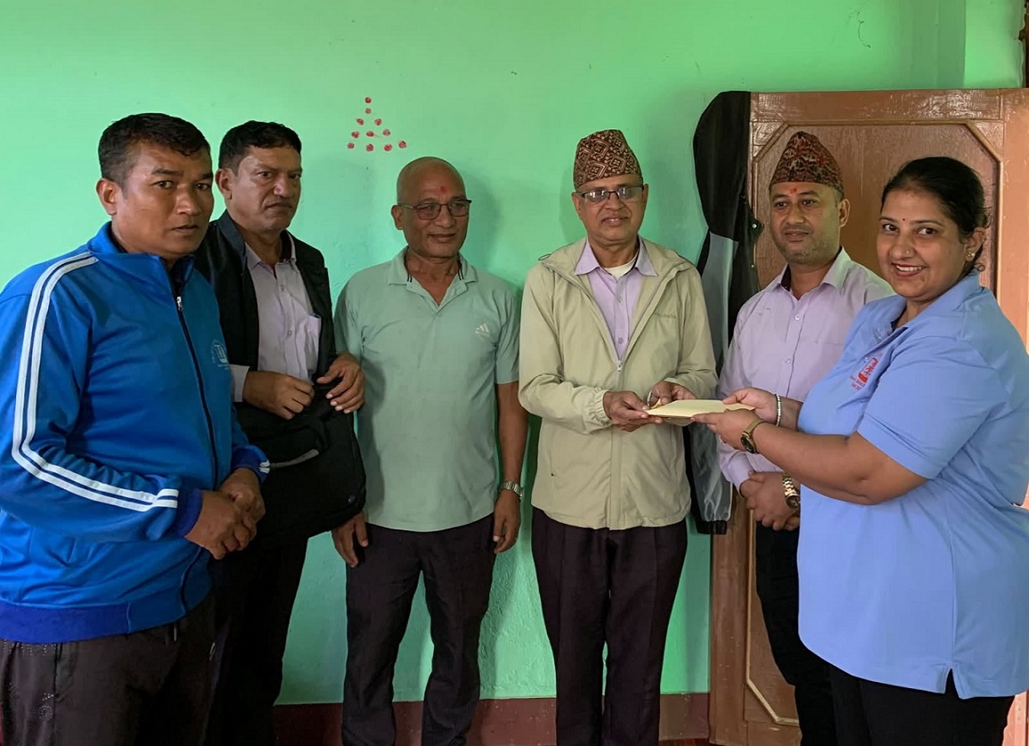 बाढीपीडित शिक्षकलाई रू.एक लाख २१ हजार सहयोग