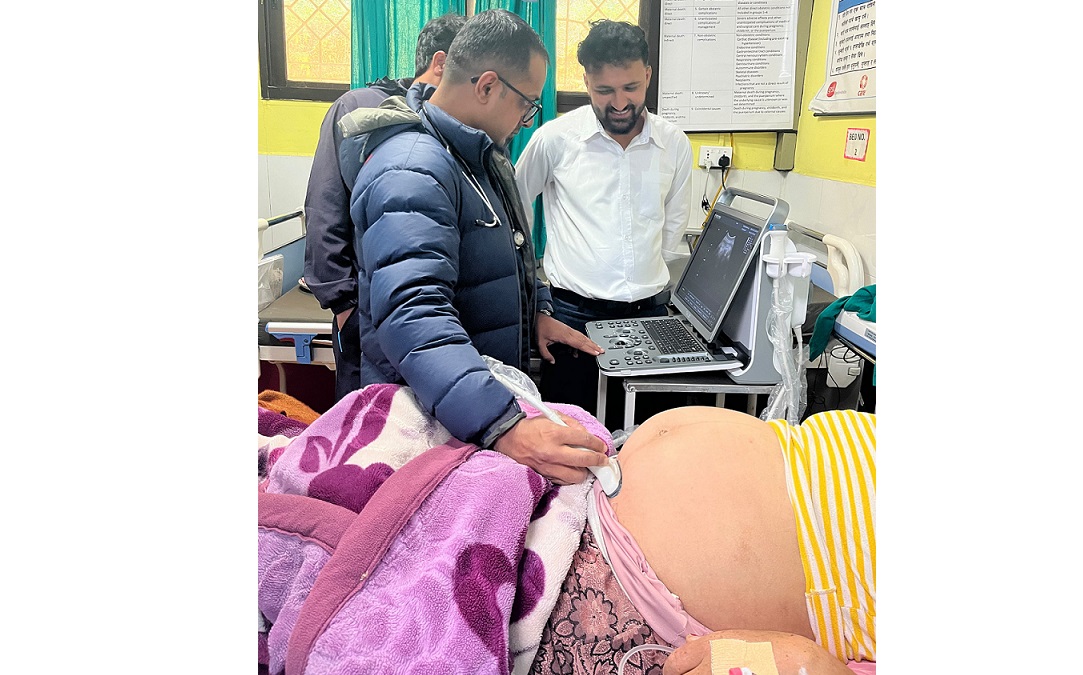 रसुवा अस्पताललाई पोर्टेबल युएसजी मेसिन सहयोग