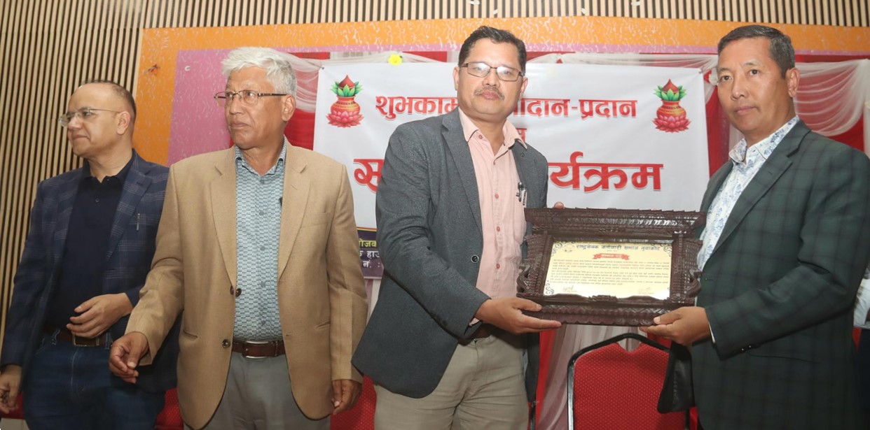 सचिव तामाङ राष्ट्रसेवक कर्मचारी समाजबाट सम्मानित