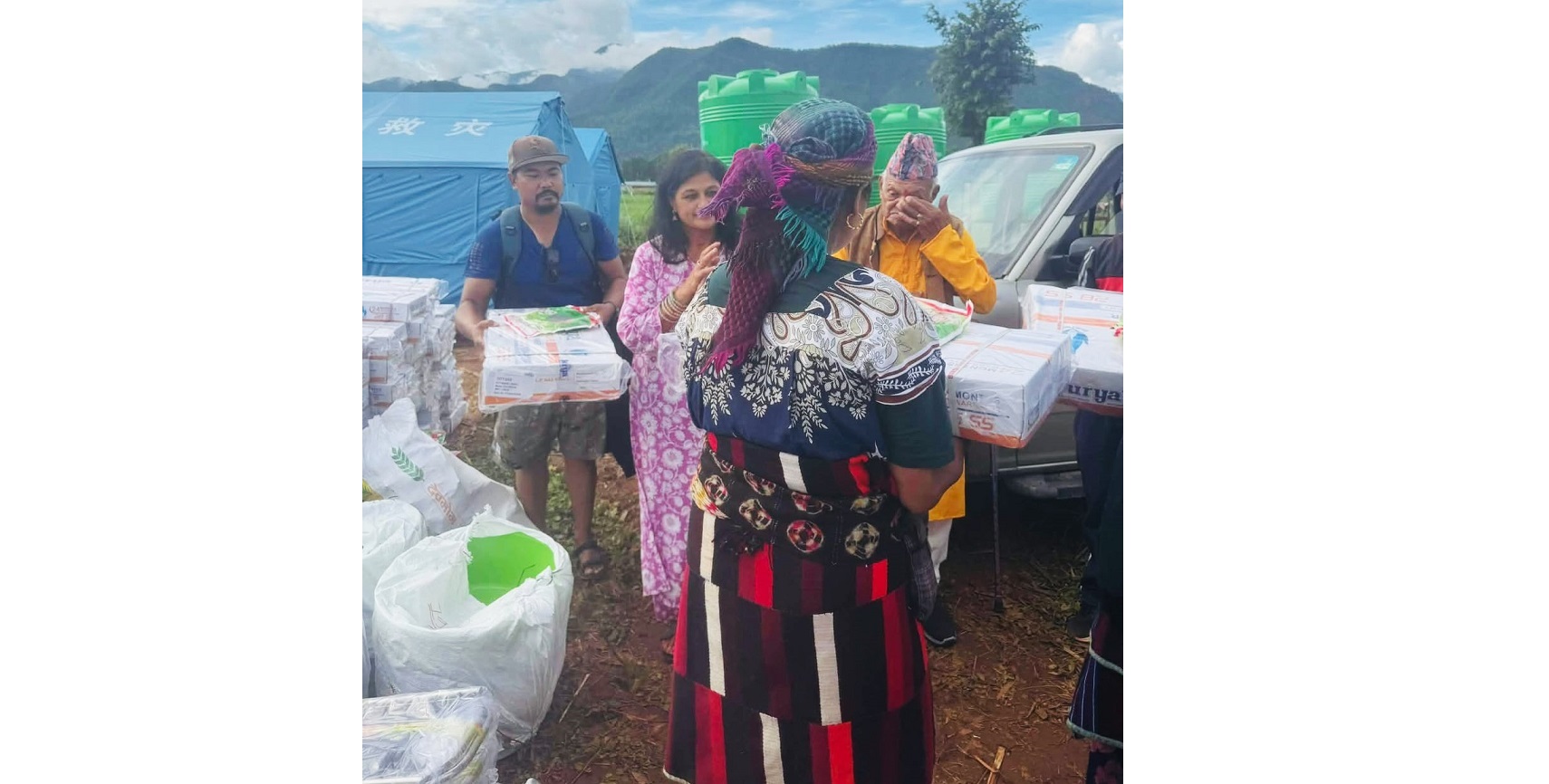 समाजसेवी अधिकारी र सुपुत्रीबाट सहयोग वितरण